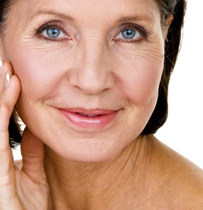 Miniansigtsløftning-fjernelse-af-kindposer